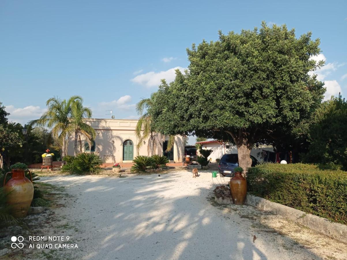 B&B Le Carrube Sava Bagian luar foto