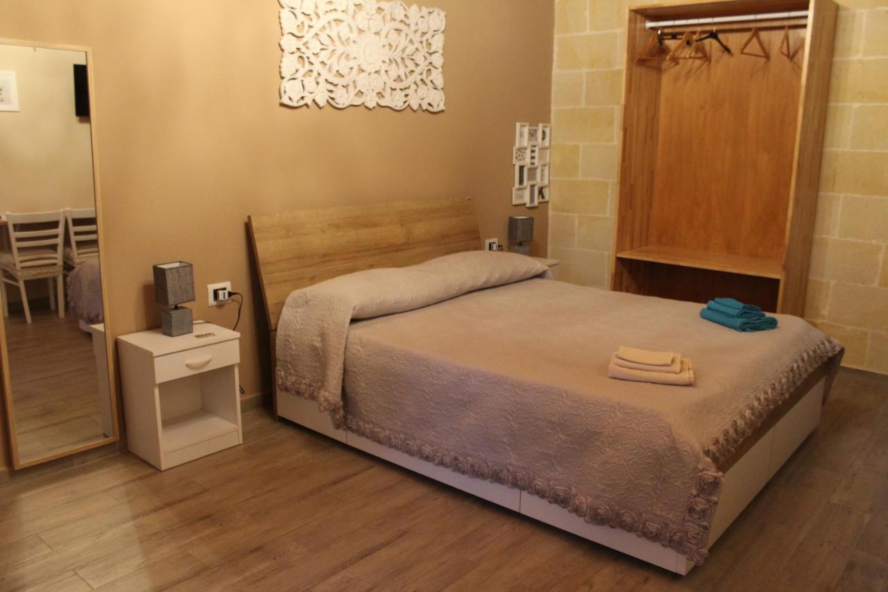 B&B Le Carrube Sava Bagian luar foto